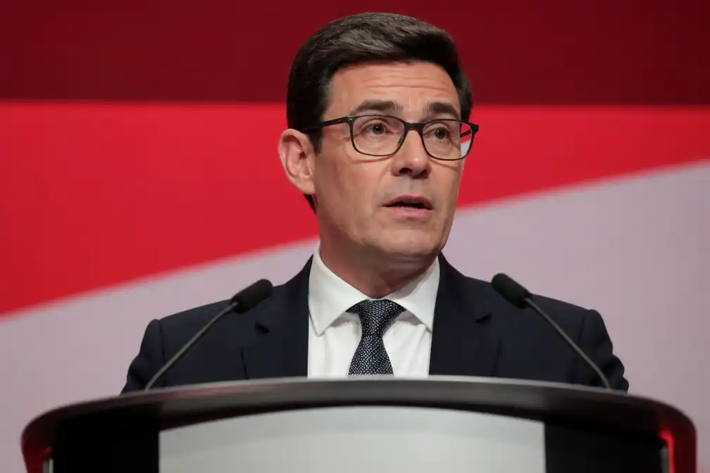 Burnham belooft gratis sociale zorg volgens NHS-model op Labourcongres