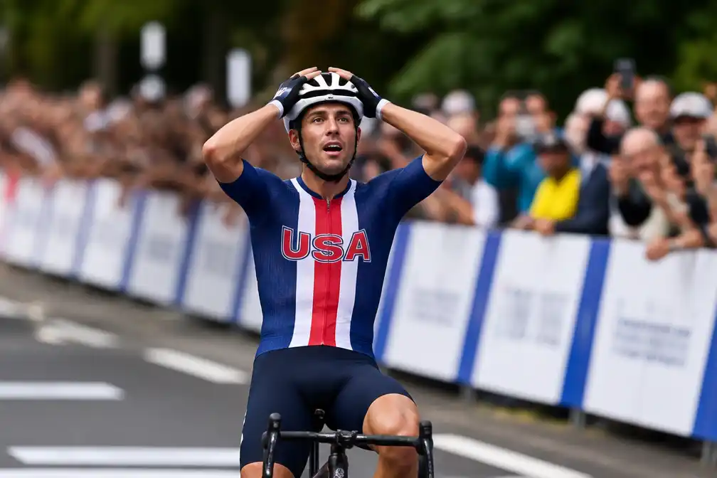 Amerikaan Brandon McNulty wint wegwedstrijd op WK wielrennen in Canada
