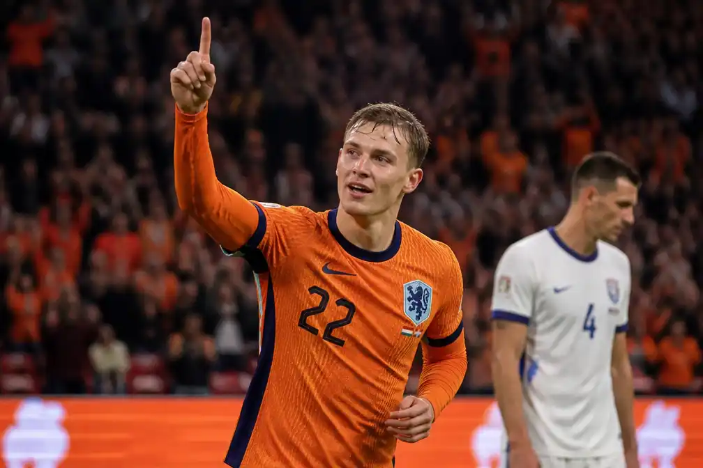 Nederland verslaat Servië met 2-1 in Nations League, Meerdink scoort twee keer