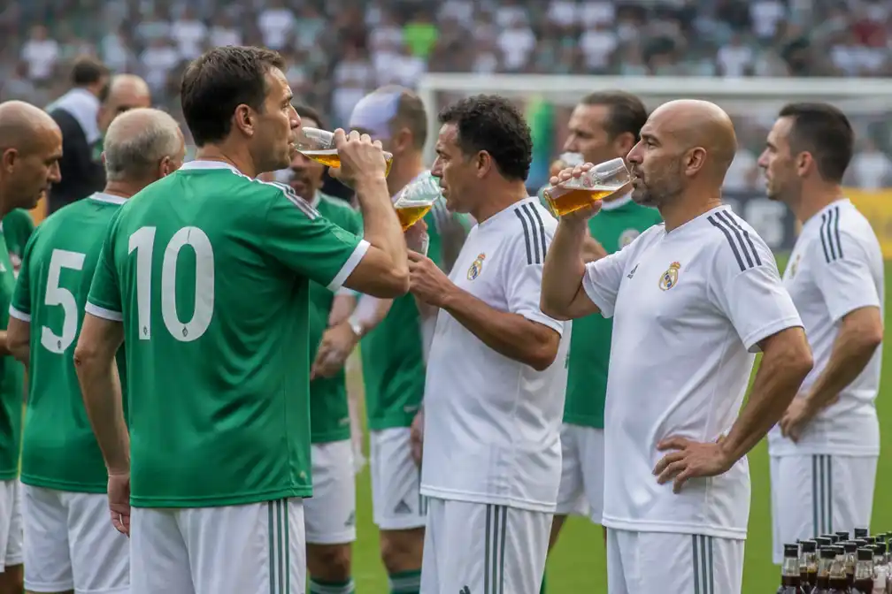 Bier in plaats van water tijdens drinkpauze in legendenmatch Werder Bremen en Real Madrid
