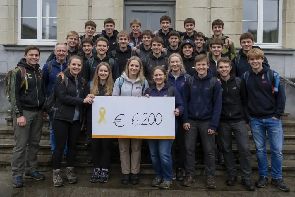 GO! Atheneum Geraardsbergen haalt 6.200 euro op voor Kinderkankerfonds met MESA-tocht