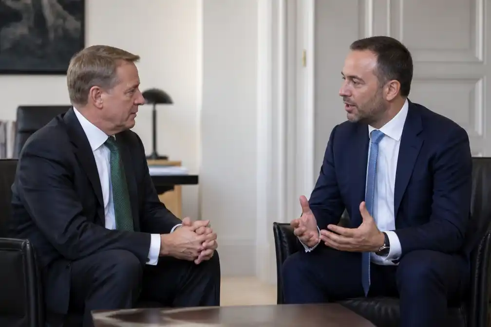 Amerikaanse ambassadeur Bill White op gesprek bij minister Maxime Prévot na gelekte nota