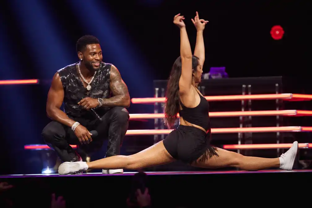 Fan imponeert Jason Derulo in Perth met backflip en split