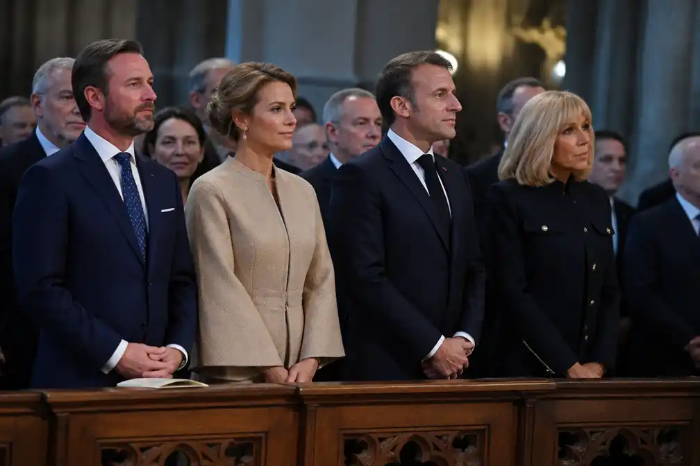 Groothertog Guillaume en groothertogin Stéphanie bij pausmis in Metz