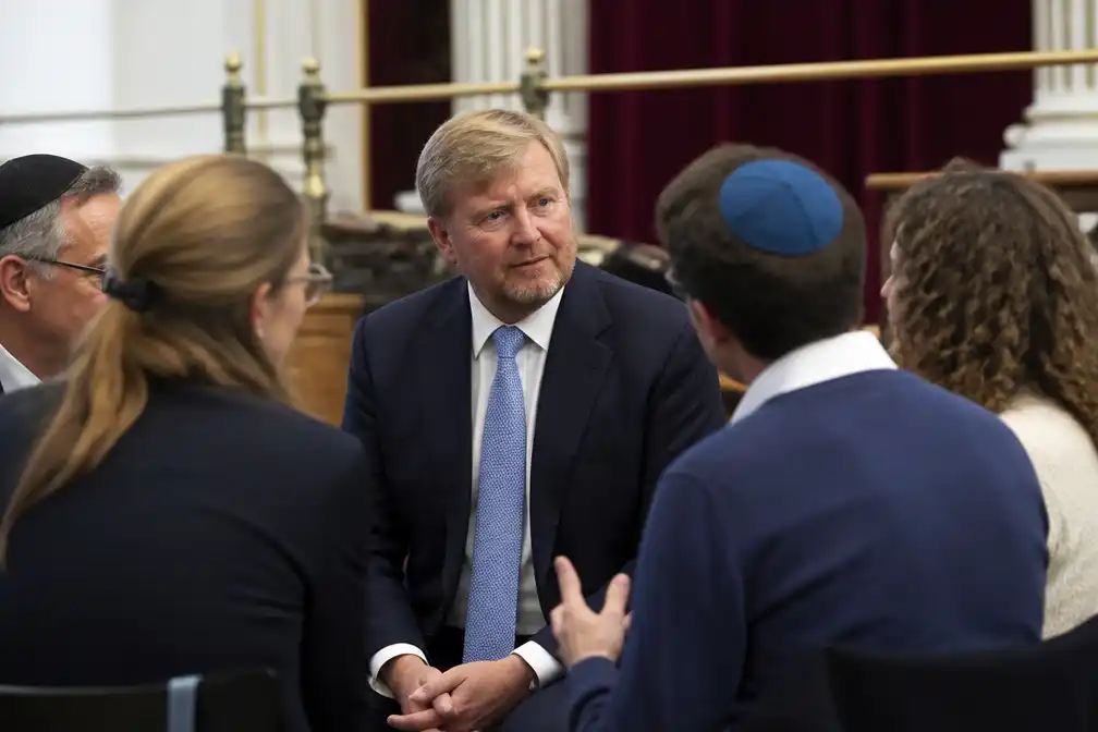 Koning Willem-Alexander bezoekt Liberaal Joodse Gemeente Beth Jehoeda in Den Haag