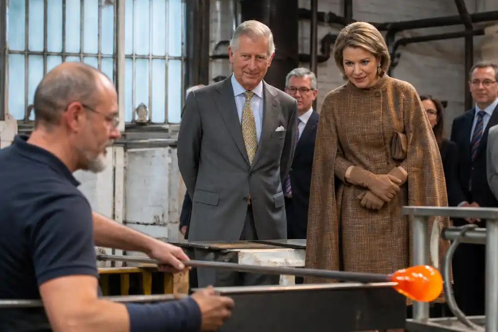 Belgisch koningspaar bezoekt kristalfabriek Val-Saint-Lambert in Luik