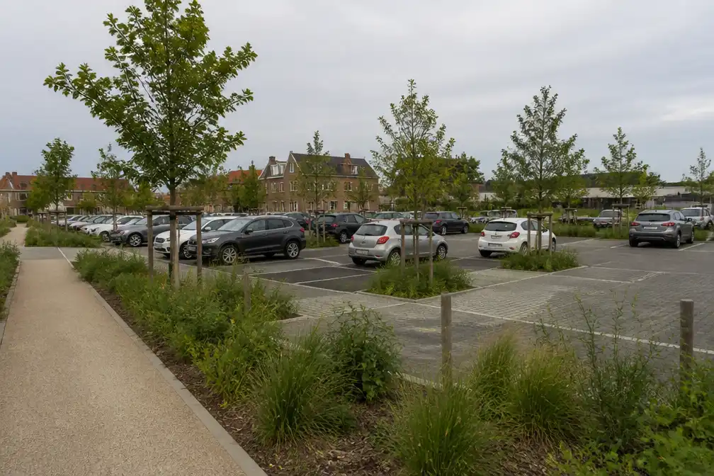 Kortrijk maakt Parking Rietput in Bissegem groener: minder asfalt en 15 nieuwe bomen
