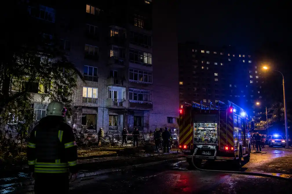 Twee doden en vier gewonden bij nachtelijke Russische aanvallen op Kiev; Polen sluit twee luchthavens
