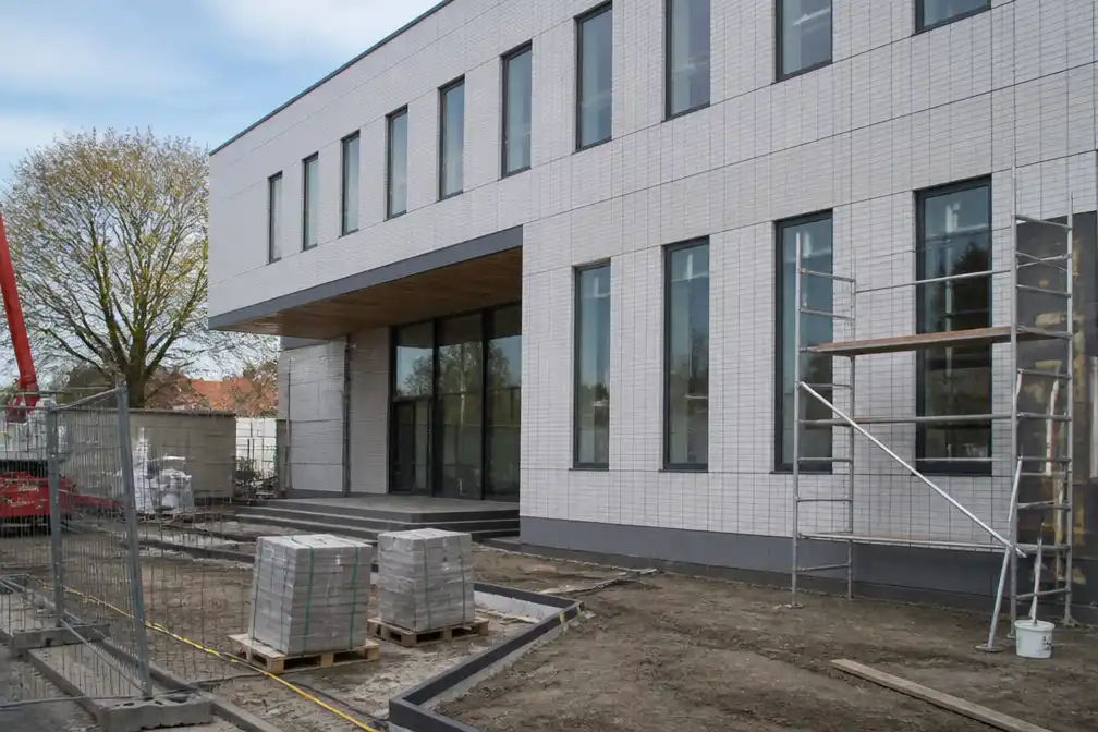Renovatie gemeentehuis Rijkevorsel bijna klaar, maar geveltegels verkeerd geplaatst