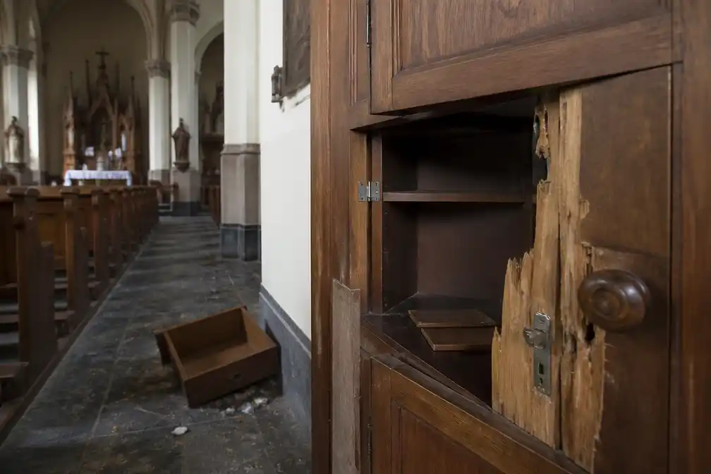 Inbraken in kerken van Bevegem, Borsbeke, Burst en Herzele