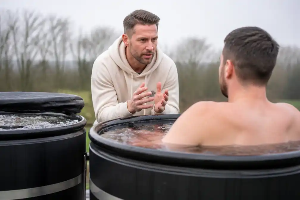 Oud-voetballer Robbie Haemhouts helpt mensen via ijsbaden en ademhaling aan meer kracht