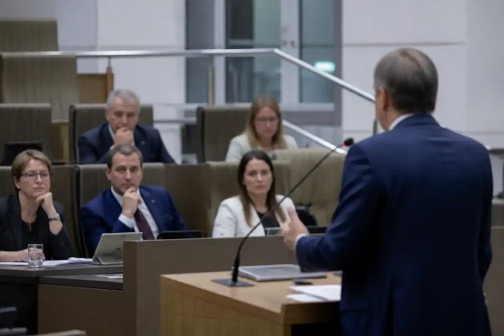 Vlaamse oppositie laakt spoeddecreet om Jinnih Beels als gedeputeerde te wippen