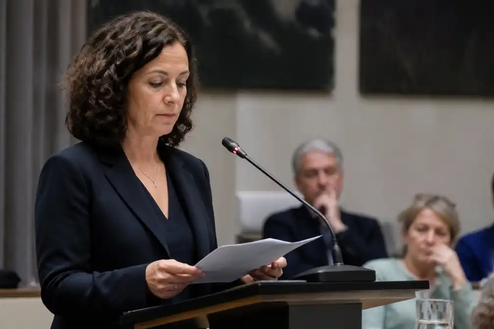 Burgemeester Halsema eert schrijfster en cabaretière Paulien Cornelisse (50)