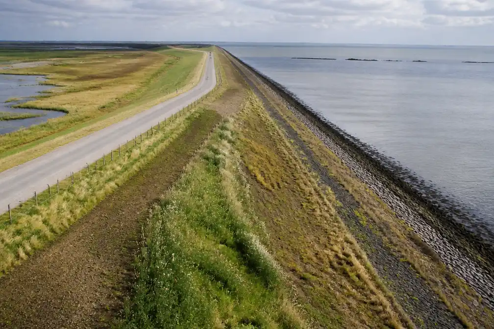 Lauwersmeerdijk heropend na verhoging van een meter met oog voor natuur