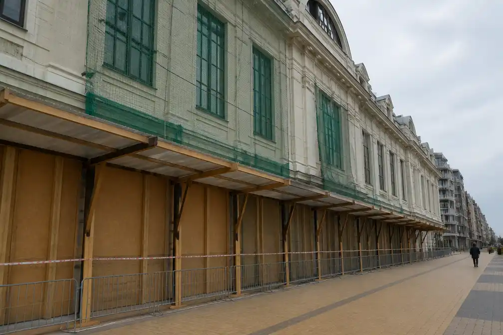 Blankenberge beveiligt gevel Casino met netten en panelen na nieuwe vallende tegels