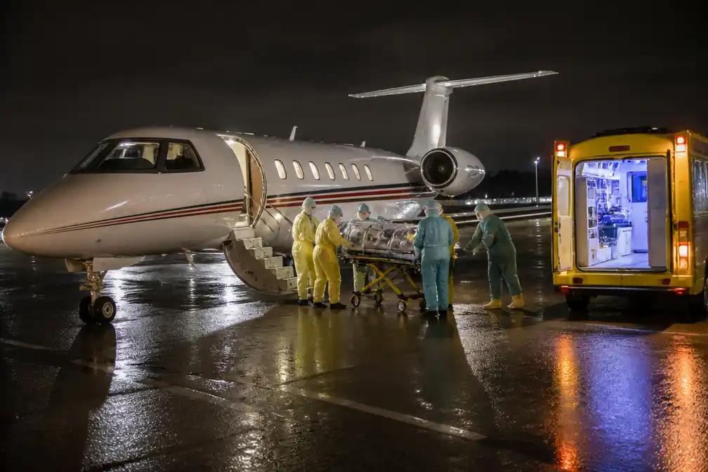 Met ebola besmette hulpverlener uit Congo aangekomen op Schiphol, behandeling in Leiden