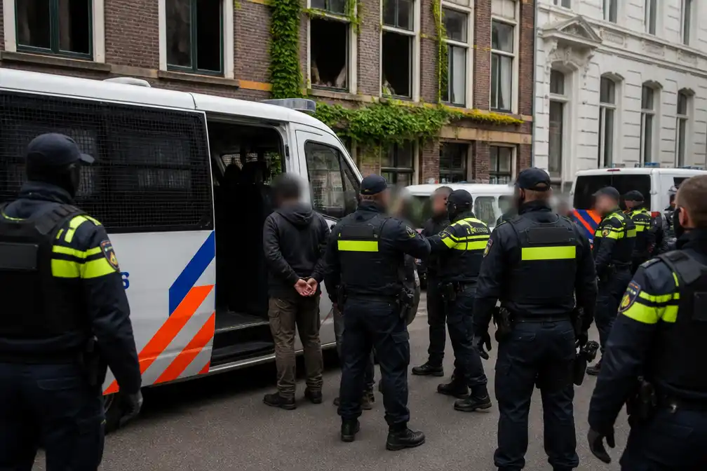 Politie houdt 17 krakers aan bij ontruiming pand in Arnhem