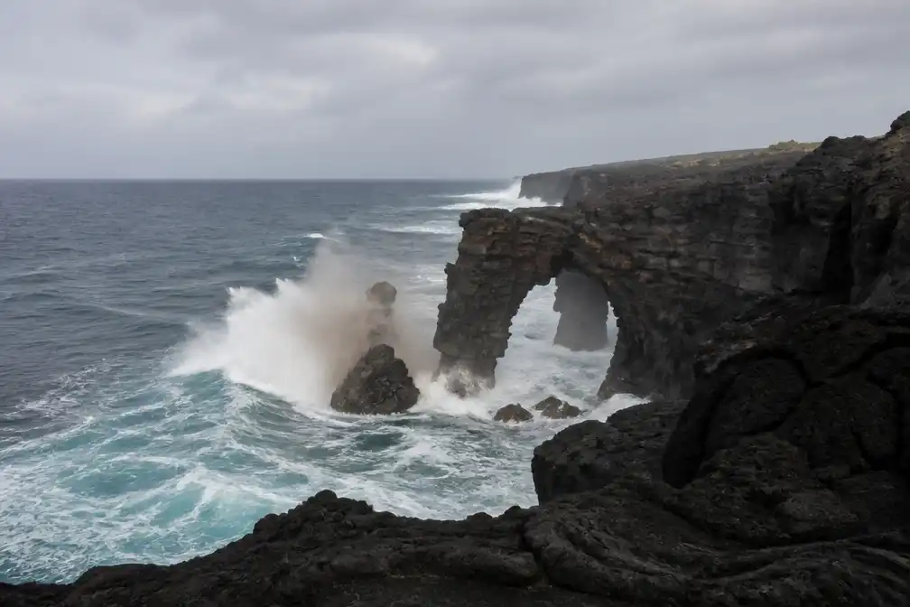 Hōlei-zeeboog in Hawai'i Volcanoes National Park stort in de Stille Oceaan