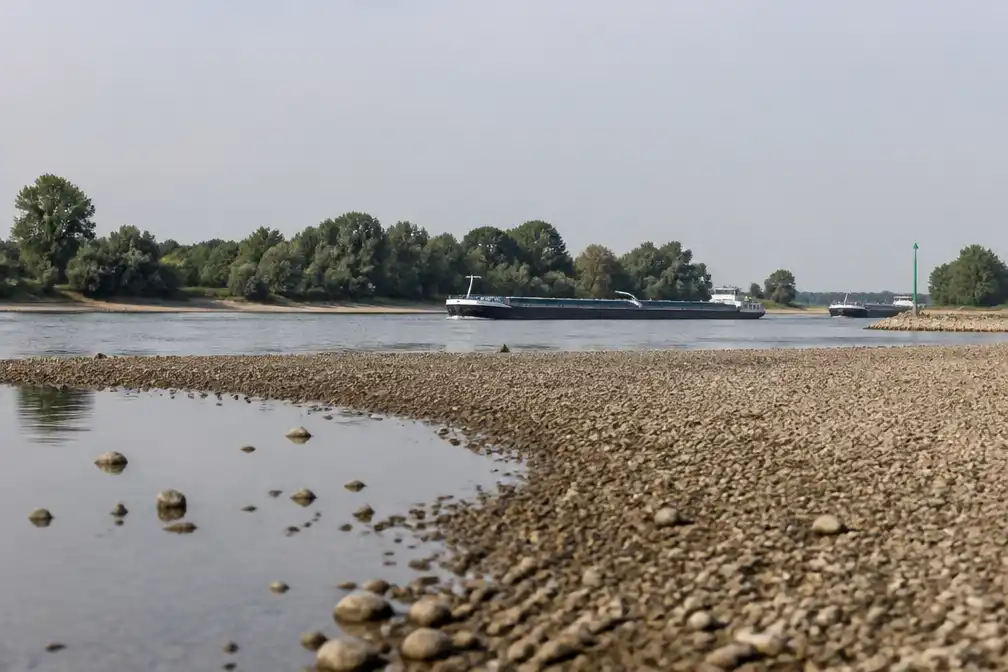 Rijkswaterstaat kan diepte grote rivieren niet meten; meetboot kan niet varen