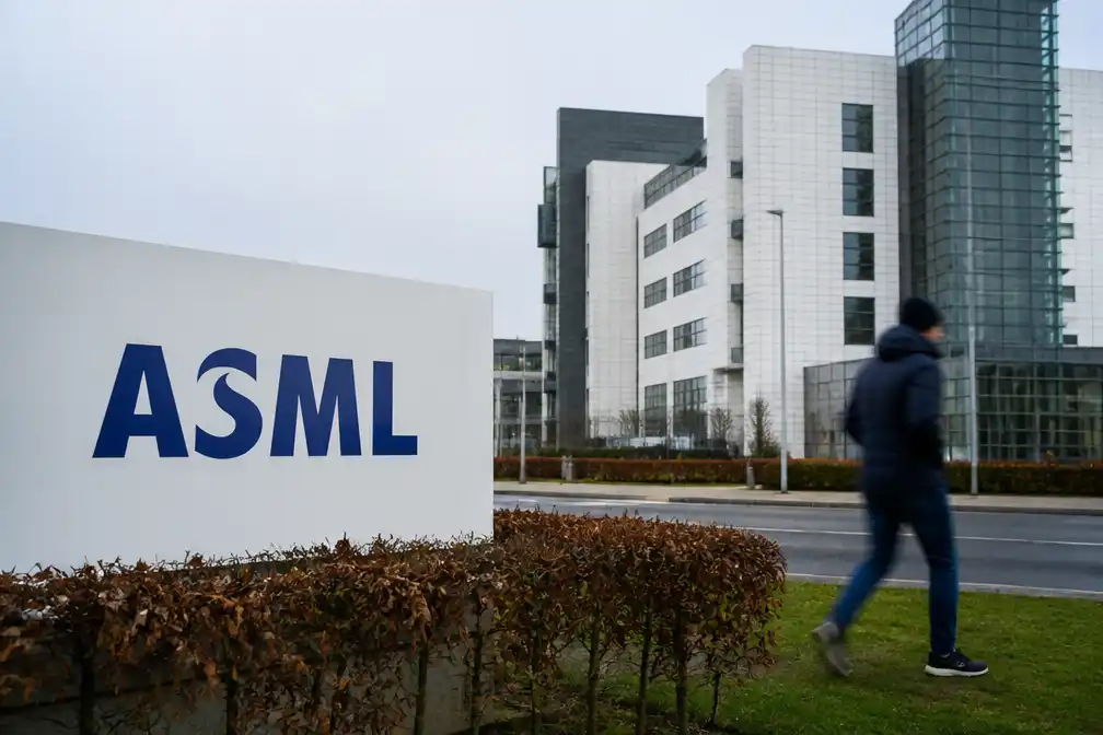 Oliver Raaijmakers (44) dood gevonden op toilet bij ASML in Veldhoven; vrouw zoekt antwoorden