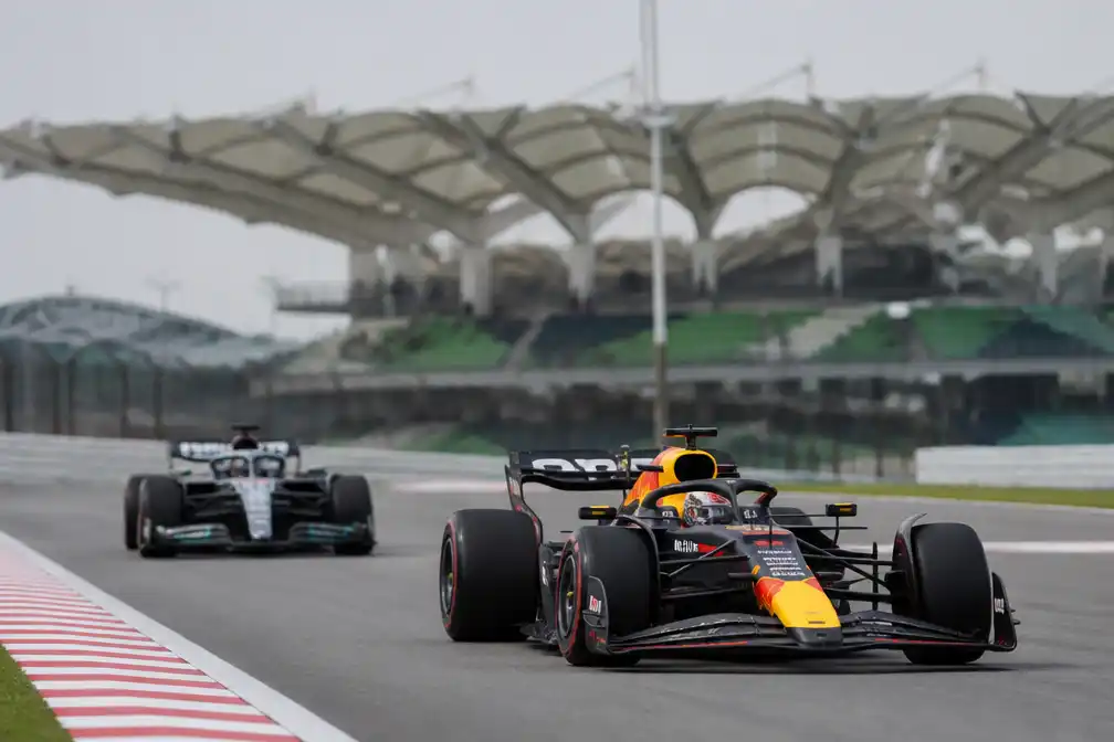 Verstappen kanshebber voor pole in Maleisië na drie vrije trainingen
