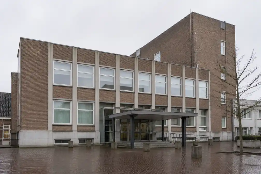 Aalter zoekt koper voor leeg gemeentehuis en zet vier panden in de markt
