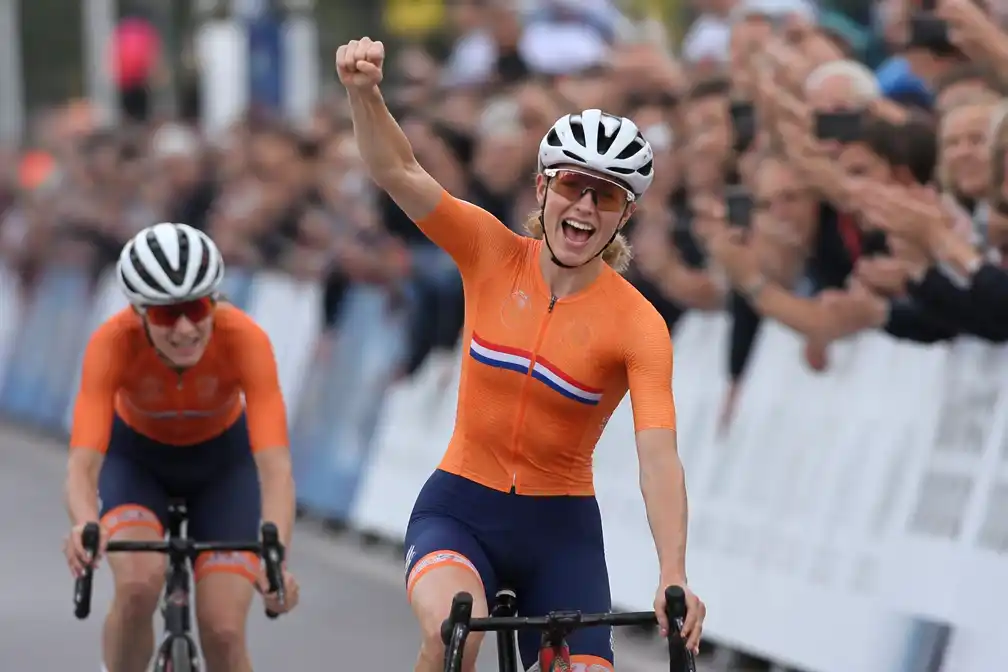 Demi Vollering verovert Europese titel na wereldtitel, Pieterse pakt zilver