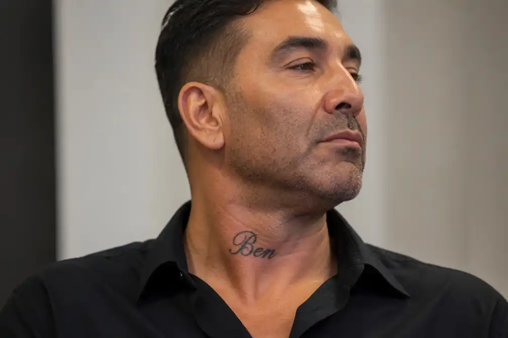 Dean Saunders laat naam van overleden broer Ben op keel tatoeëren