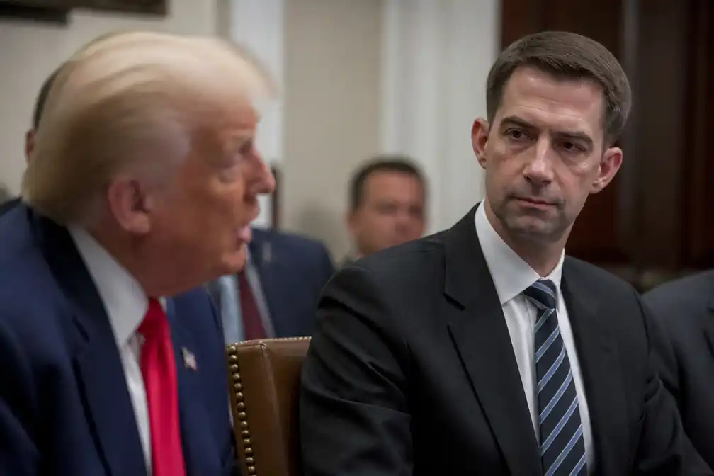 Trump deelt telefoonnummer van senator Tom Cotton in ruzie over permanente zomertijd