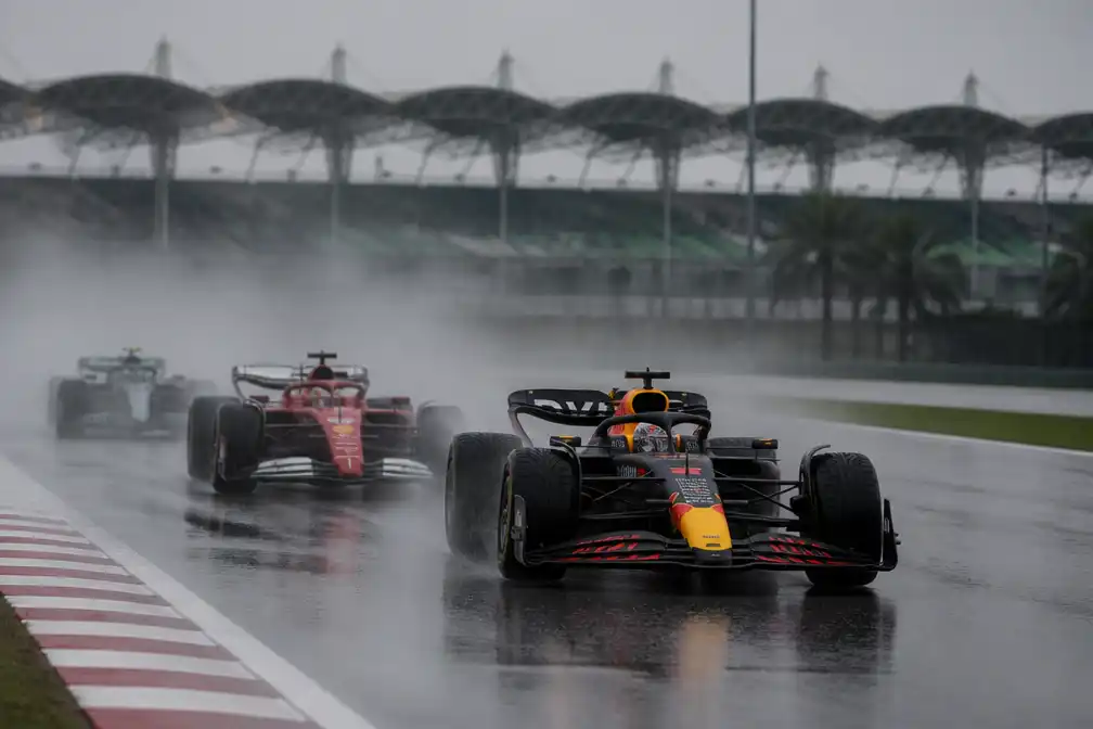 Verstappen op pole voor GP Bahrein in Maleisië, start uitgesteld door regen