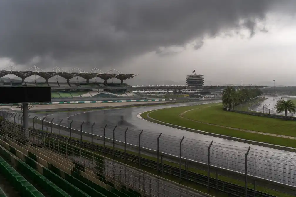 Start van Grand Prix van Bahrein in Maleisië voor onbepaalde tijd uitgesteld door noodweer
