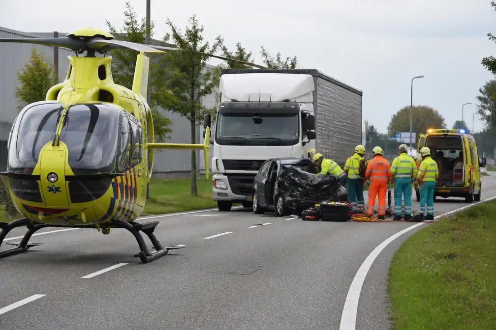 Automobilist gewond bij botsing met vrachtwagen op N292 bij Weert