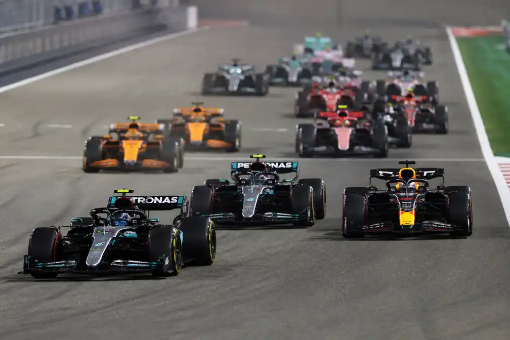 Antonelli en Russell passeren Verstappen bij start van GP van Bahrein in Sepang
