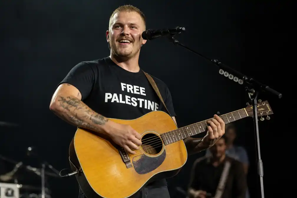 Zach Bryan draagt 'Free Palestine'-shirt in stadion waar Macklemore niet welkom was