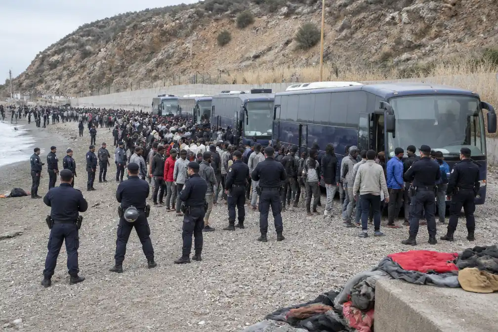 Spaanse politie begint met ontruiming migrantenkamp op strand Ceuta