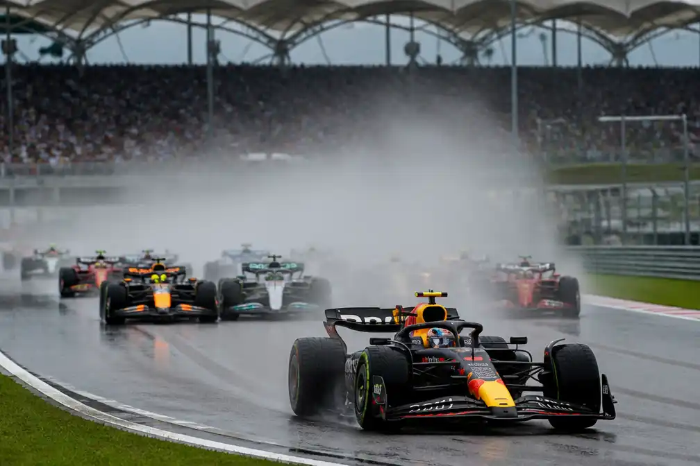 Verstappen boekt eerste zege in tien maanden in chaotisch en nat Maleisië