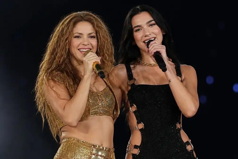 Shakira verrast publiek in Madrid met Dua Lipa op het podium