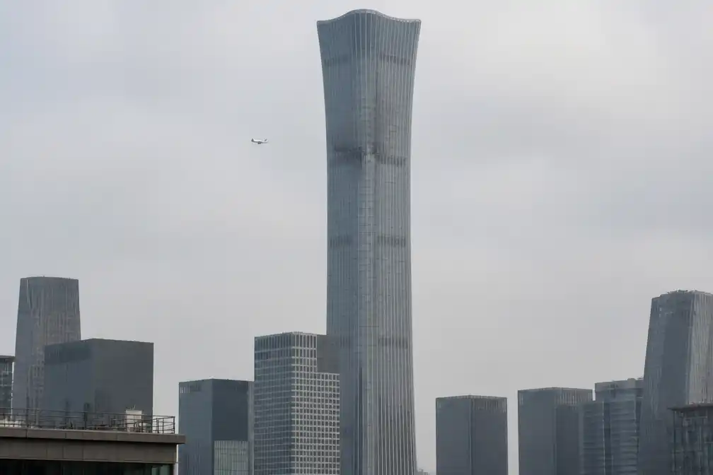 Klein vliegtuig raakt hoogste wolkenkrabber van Peking, Citic Tower
