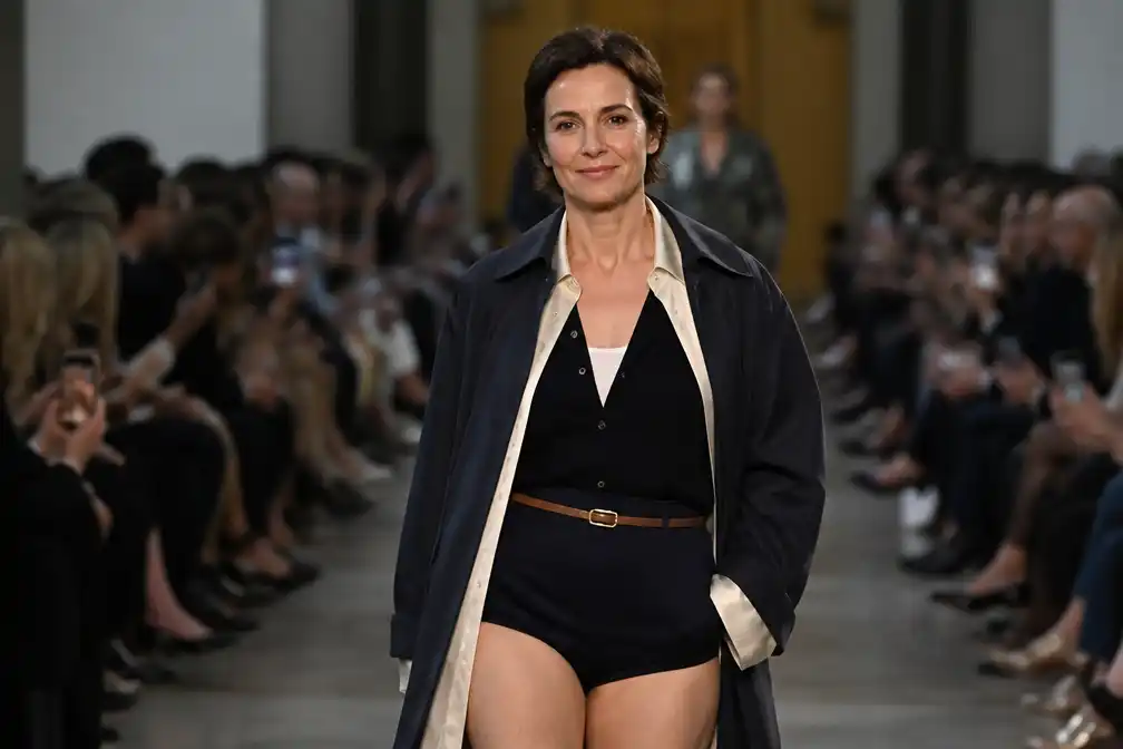 Olivia Colman (52) debuteert op catwalk voor Miu Miu tijdens Paris Fashion Week