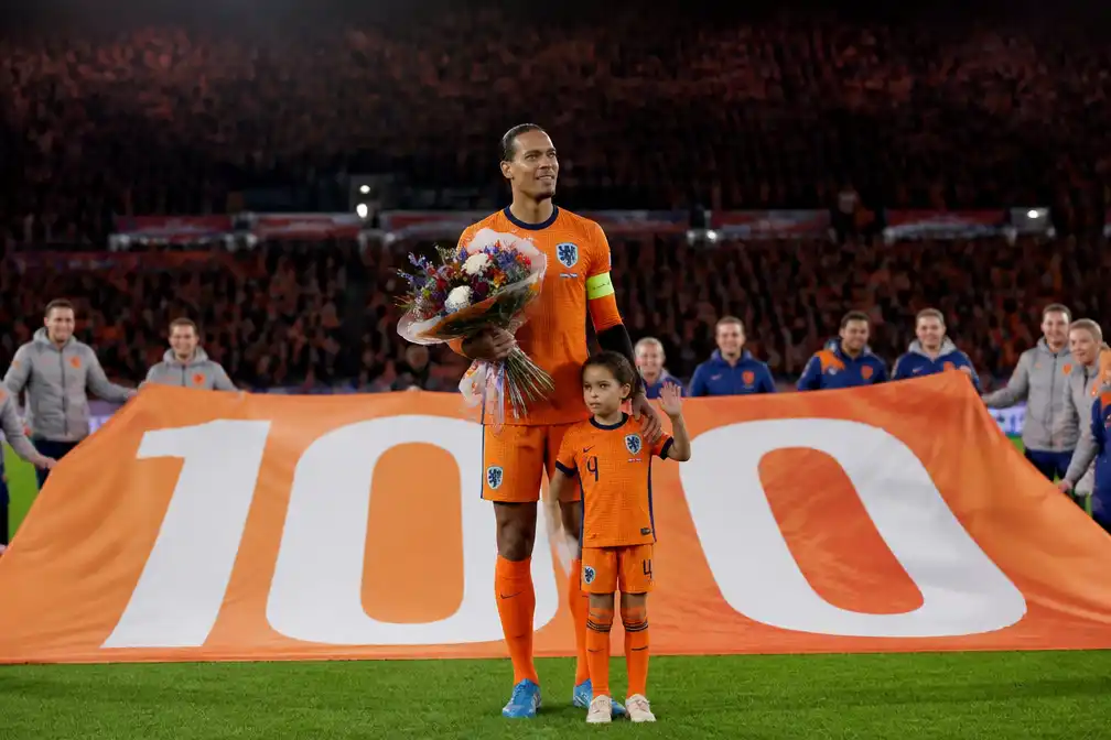 Van Dijk gehuldigd na 100e interland: 'Mooi dat ik opkwam met mijn zoontje Mase'