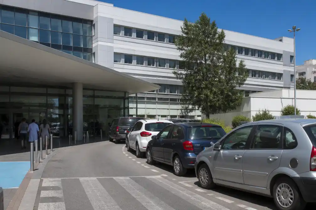 Peuter overleden na achtergelaten te zijn in hete auto op universiteitscampus Marseille