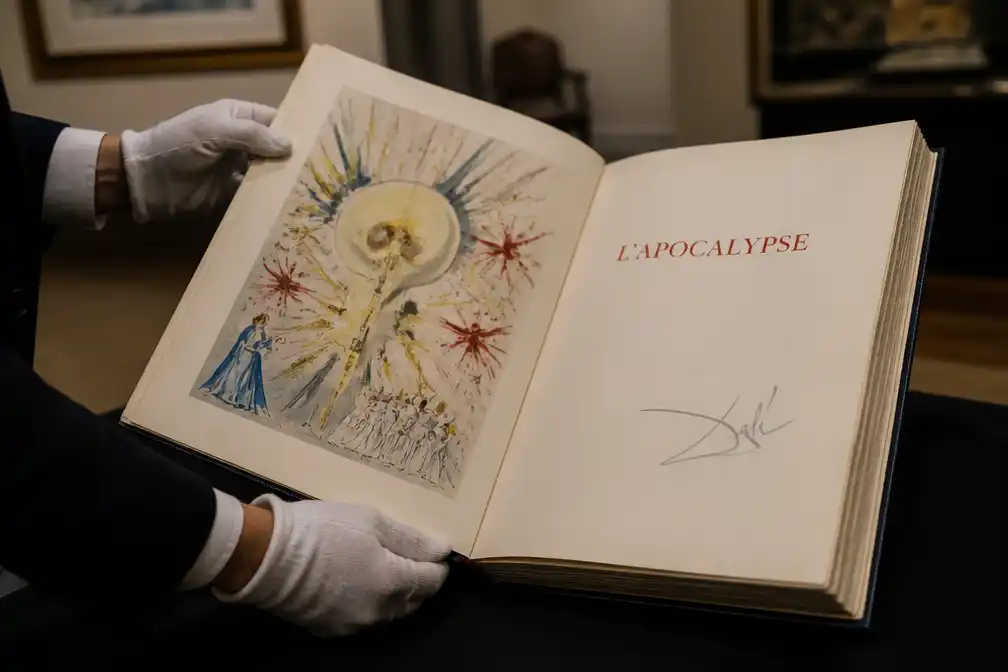 Door Dalí ontworpen boek L'Apocalypse gestolen uit museum in Issoire