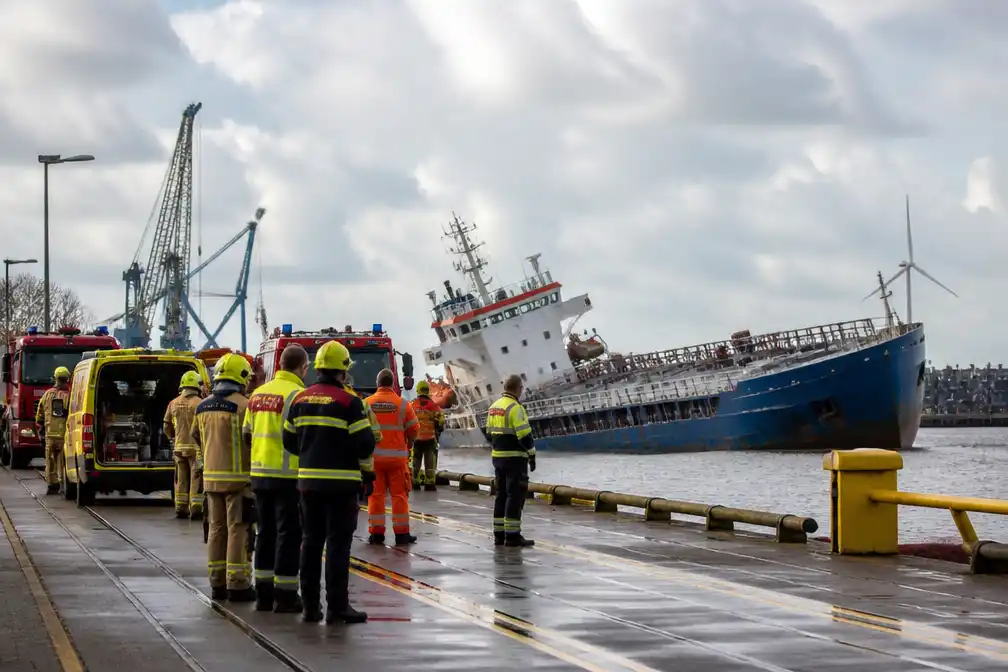 Schip Nautilus in nood bij Eemshaven, dreigt te zinken of te kapseizen