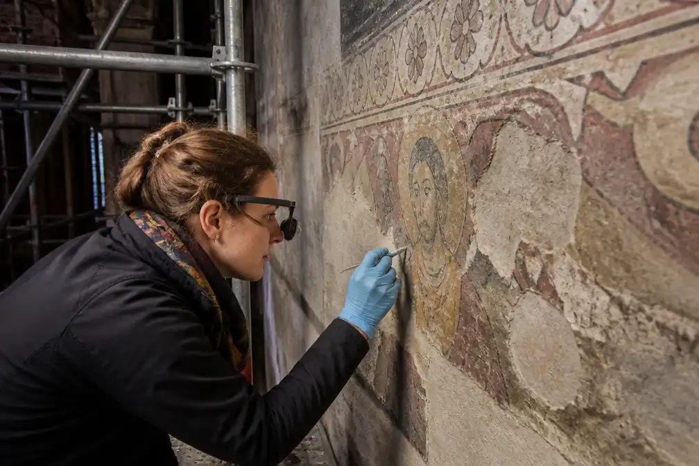 Restauratie van 700 jaar oude muurschildering in Sint-Niklaaskerk gestart