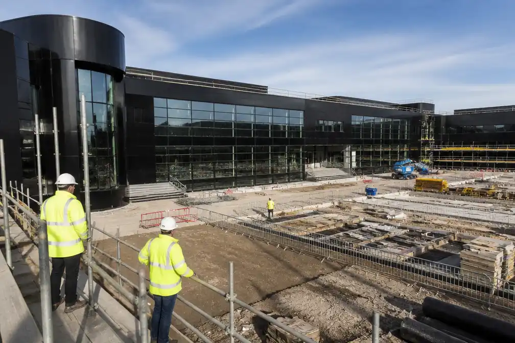Mercedes-F1-team steekt ruim 80 miljoen euro in hypermodern hoofdkwartier in Brackley