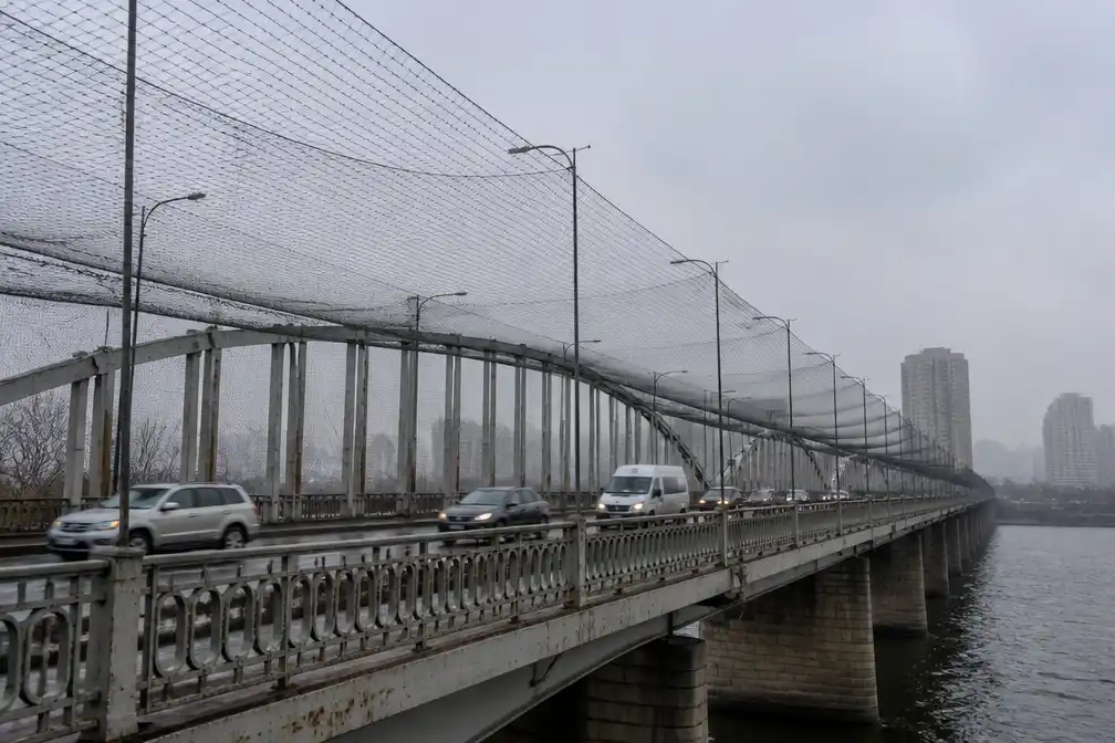 Oekraïne hangt antidronenetten op bij bruggen in Kyiv na Russische aanvallen