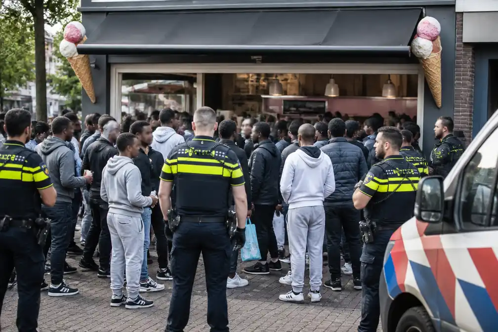 Gratis ijsactie in Almere loopt uit de hand; politie rukt massaal uit
