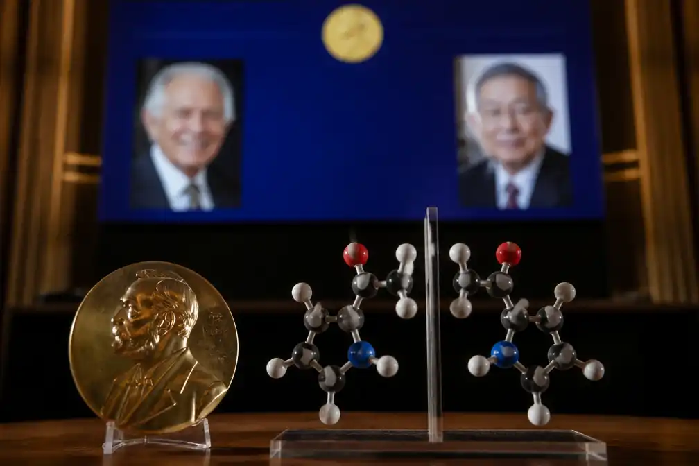 Nobelprijs Scheikunde 2026 naar Henri Kagan en Kenso Soai voor spiegelmoleculen