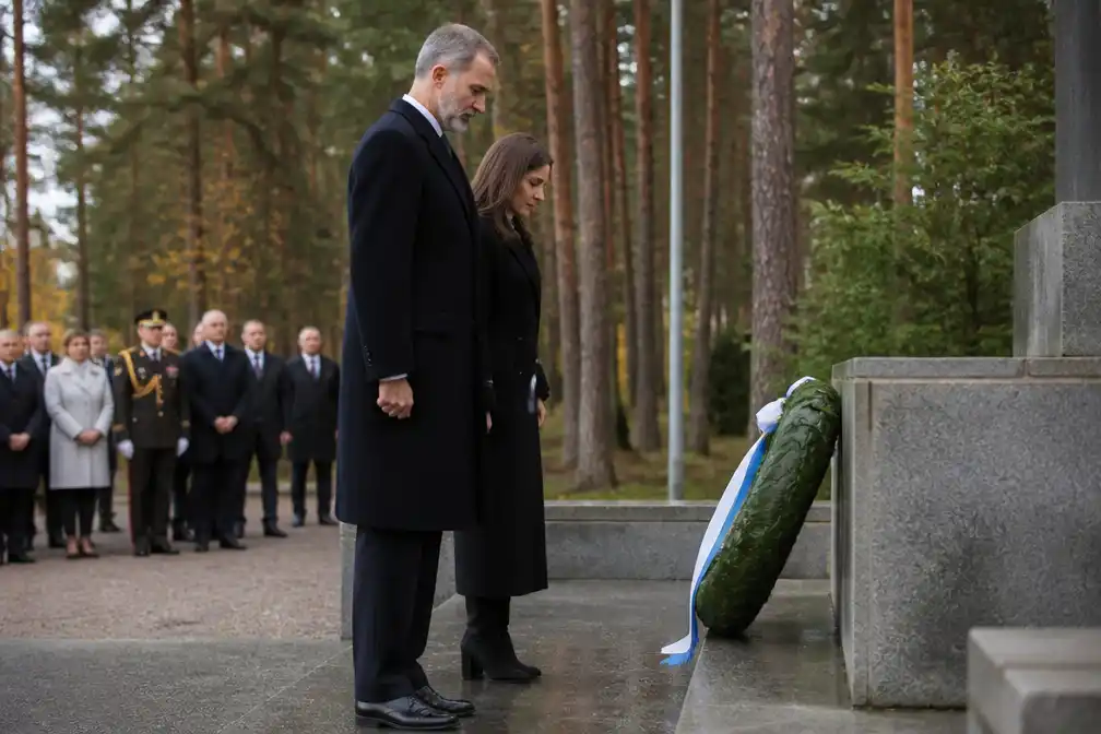 Spaans koningspaar legt krans op tweede dag Fins staatsbezoek