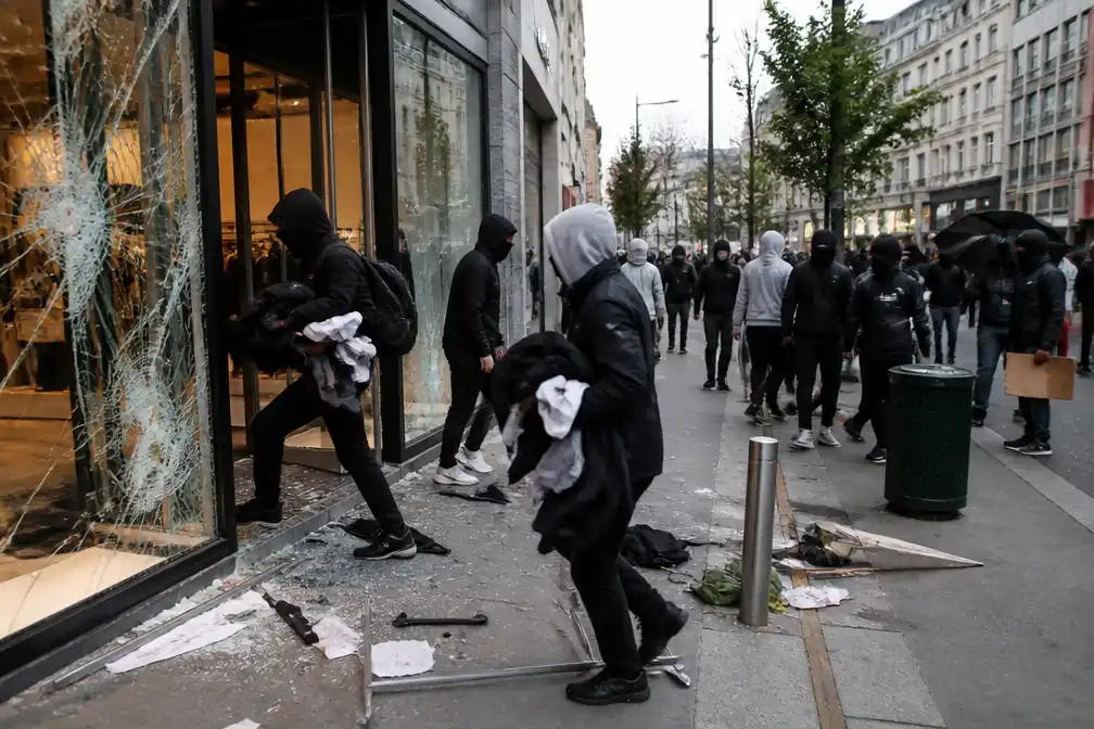 Plunderingen en tientallen arrestaties bij scholierenprotest in Luik